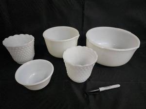 lot 84 image: 5-Piece White Ceramic Tableware Set - 2 Textured Hobnail Cups, 2 Mixing Bowls, 1 Cereal Bowl
