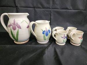 lot 98 image: Iris Flowerware Ceramic Pitcher & Mug Set - 2 Pitchers, 4 Mugs
