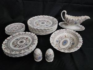 lot 116 image: Copeland Spode Florence Dinnerware Set - Plates, Creamer, Gravy Boat, Salt & Pepper Shakers