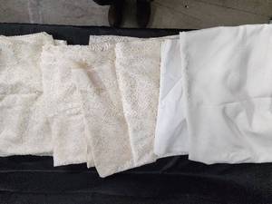lot 130 image: Assorted Vintage Lace Table Linens & Linen Napkins - Tablecloths & Placemats