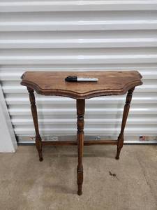 lot 170 image: Vintage Oak End Table with Scalloped Edge and Turned Legs