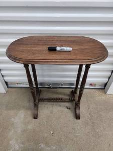 lot 171 image: Antique Oval Side Table with Turned Legs