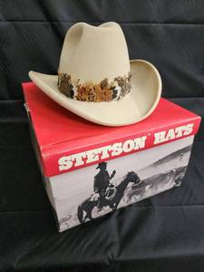 lot 174 image: Stetson Beige Cowboy Hat with Feather Band - Size 7 12