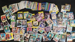 lot 194 image: Topps Twins Baseball Cards - Vintage 1980s-1990s Player Card Collection