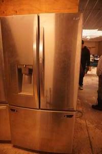 LG Stainless Steel Refrigerator & Freezer Combo. (Ice/Water) Scratch & Dent For Parts Only