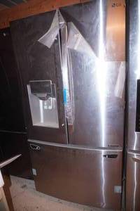 LG Stainless Steel Refrigerator & Freezer Combo. (IceWater) Scratch & Dent For Parts Only