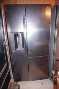 LG Stainless Steel Refrigerator & Freezer Combo. (IceWater) Scratch & Dent For Parts Only