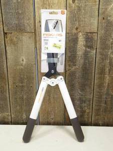 lot 61 image: Fiskars 6 Lightweight Hedge Shear
