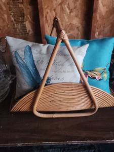 Wicker Holder with 2 pillows - Lot of 3