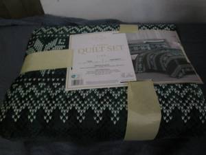 lot 20 image: Lenox 3 piece quilt set...