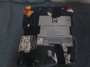 lot 22 image: Plush lounge throw...