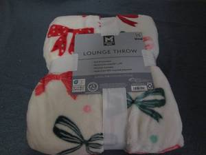lot 23 image: Plush lounge throw...