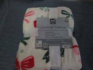 lot 24 image: Plush lounge throw...