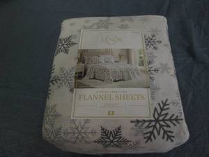 lot 29 image: King flannel sheet set...