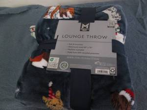 lot 30 image: Plush lounge throw...