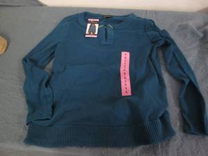 lot 76 image: Rafella S v neck top...