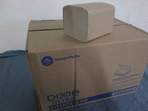 lot 136 image: 24 Packs of Dixie Ultra 2 ply napki...