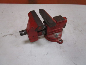 lot 135 image: 4 12 Bench Vise