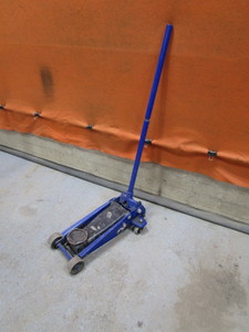 lot 15 image: Floor Jack