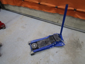 lot 16 image: Floor Jack
