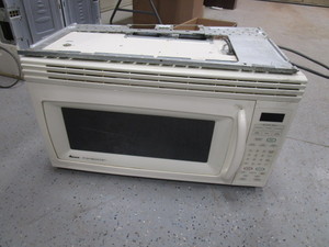 lot 84 image: Amana Radorange Above Stove Microwave wExhaust Fan