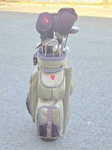 Set of Left Handed Golf Clubs w Very Nice Bag