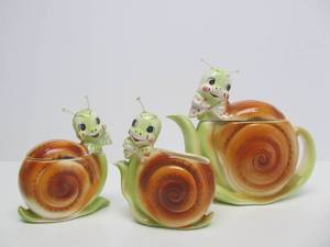 Very Cute Vintage Mid Century Art Pottery Enesco Happy Snail Teapot &amp CreaSugar Set