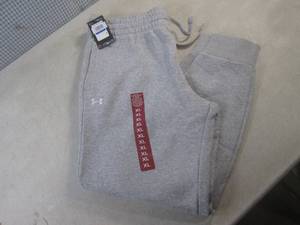 lot 54 image: (CS) Womens Under Armour Fleece Jo...