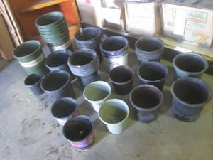 lot 128 image: (EW3) Assorted Plastic Planters Ass...