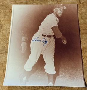 lot 115 image: Leon Day Autographed 8x10 Negro League Baseball Photo