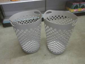 (EC1) 2 Laundry Baskets 23 12 H x...