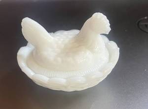 lot 4 image: Two 2.5 Hen on Nest Salts  Small chip on beak of one and Tail of the other