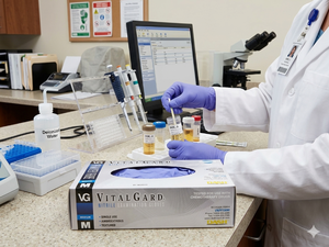 MSRP $180 9 BOXES DASH VNPF100M VITALGARD NITRILE EXAM GLOVES (M), POWDER-FREE LATEX-FREE, DRUGSCHEMO TESTED ASTM D6978 FDA CLEARED, 3.4 MIL PALM 3.94.0 MIL FINGER, TEXTURED GRIP, POLICE EMS MEDICAL TATTOO LAB SAFE USE, 100BOX