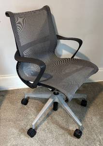 lot 37 image: U - Adjustable Mesh Office Chair