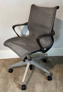 lot 40 image: U - Mesh Office Chair