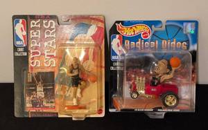 LL - Allen Iverson Figurines Pair - 199900 NBA Court Collection (Philadelphia 76ers)
