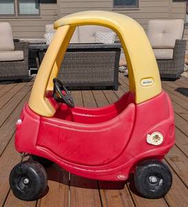 BY - Little Tikes Cozy Coupe - Gas Cap Damaged Ride-On Toy