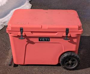 G - YETI Tundra Cooler 27 x 18 x 19 in Coral