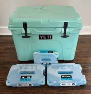BR1 - Seafoam Green YETI Cooler with 3 YETI ICE Packs