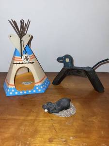 Sandicast B16 Labrador, Black - Handcast & Handpainted (1991) & Wooden Dog on Stand & Tepee Decor