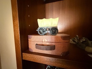 Mini Suitcase Keepsake Box & Covered Wagon Figurine Decor Lot