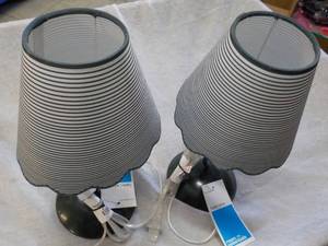 lot 15 image: 2 Room Essentials Table Lamps...