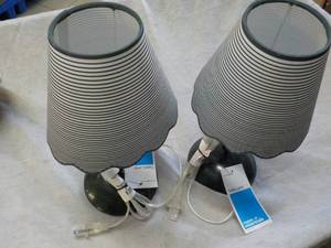 lot 16 image: 2 Room Essentials Table Lamps...