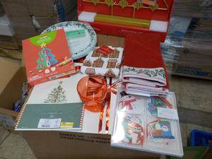 lot 27 image: Holiday Dcor...