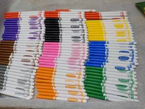 lot 160 image: Crayola 100 Markers 10 different Co...