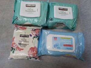 lot 239 image: Facial Towelettes...