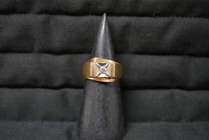 Mans ring 14karat with diamond...