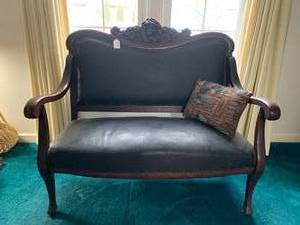 Settee, approx. 49W on rollers...