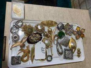 Assorted brooches, some vintage on...