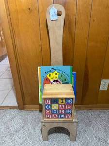 Childrens blocks, puzzles and pout...